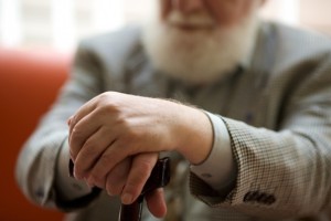 足腰の弱ったお金持ちの老人１